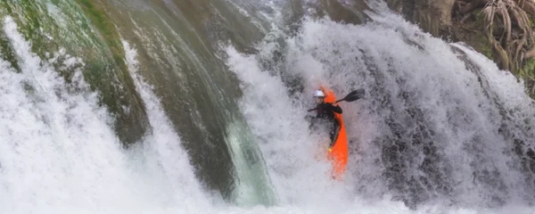 saut de cascade en kayak