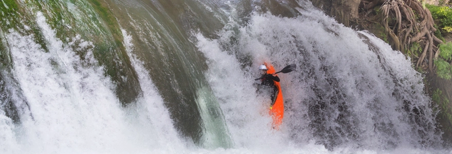 saut de cascade en kayak