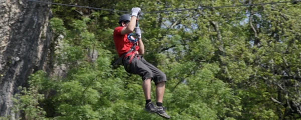 Faire de la tyrolienne géante à la montagne